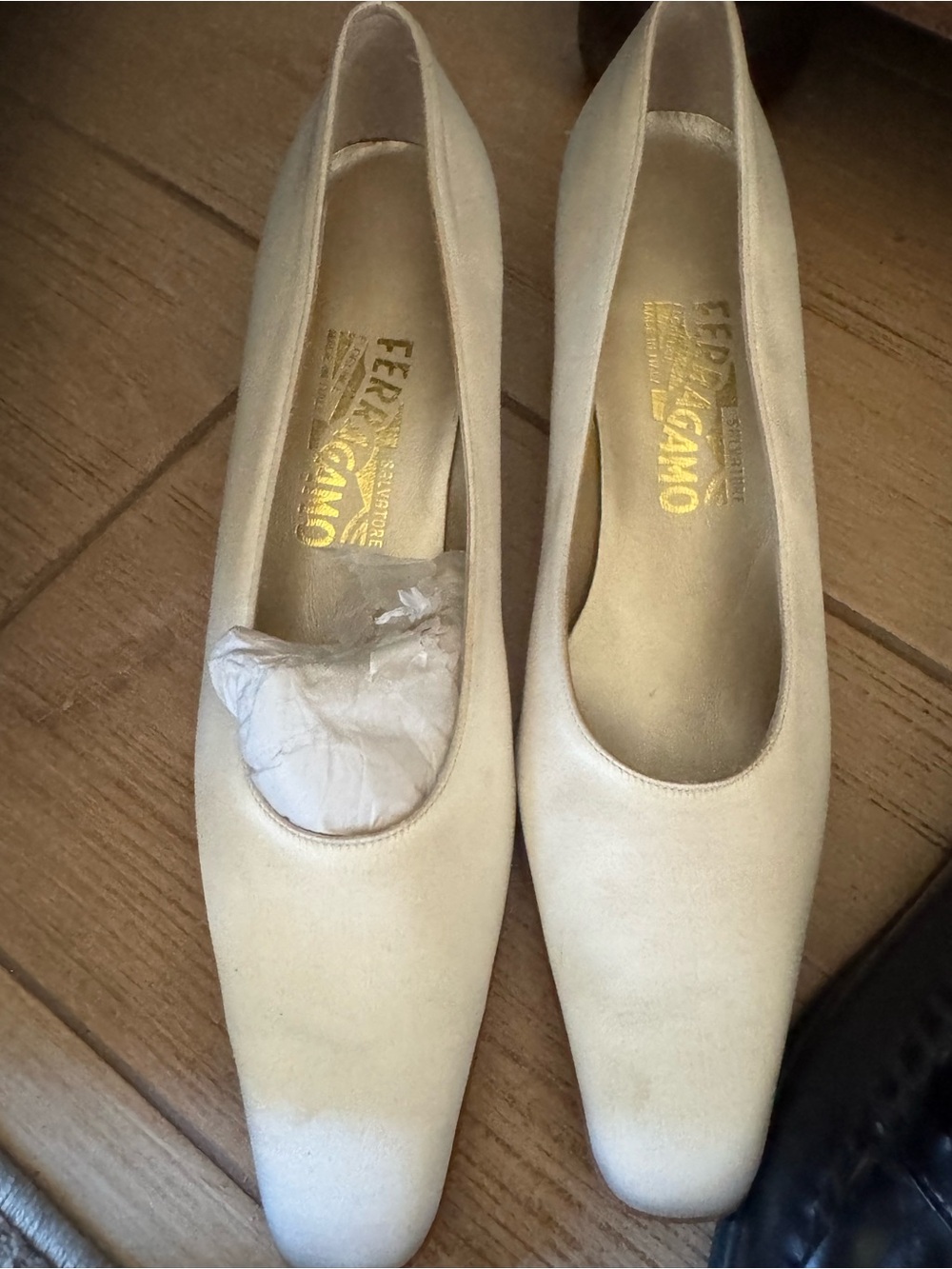 Salvatore Ferragamo Women's Cream Leather Pumps